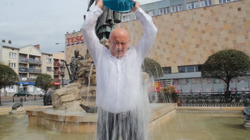 Polityczne lanie wody, czyli jak charytatywna akcja straciła swój sens
