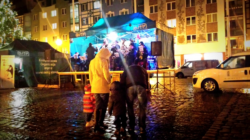 „Wielka” feta w strugach deszczu (wideo)