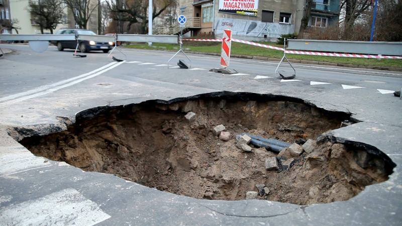 Zapadł się asfalt na Cichońskiego (wideo)