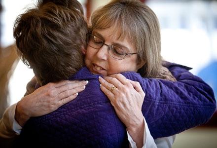 Straciłeś bliską osobę? Sprawdź jak otrzymać świadczenie z polisy