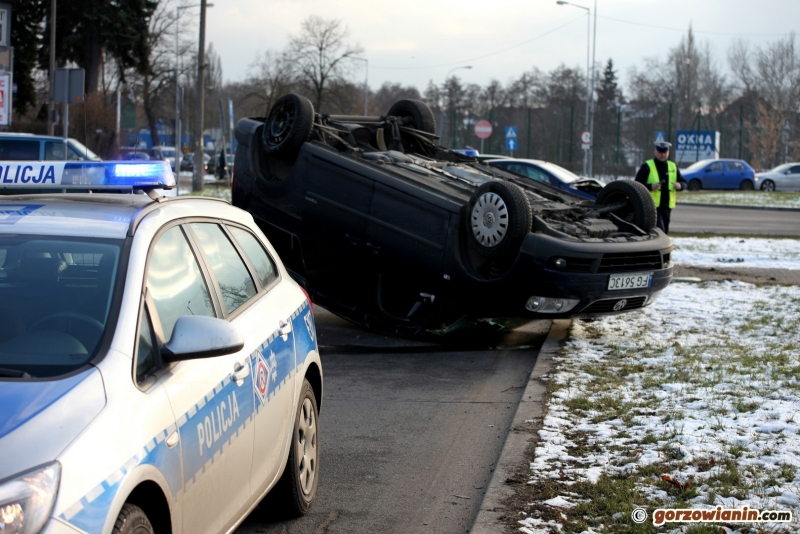 Wypadek na rondzie Wyszyńskiego. Minivan dachował (wideo)