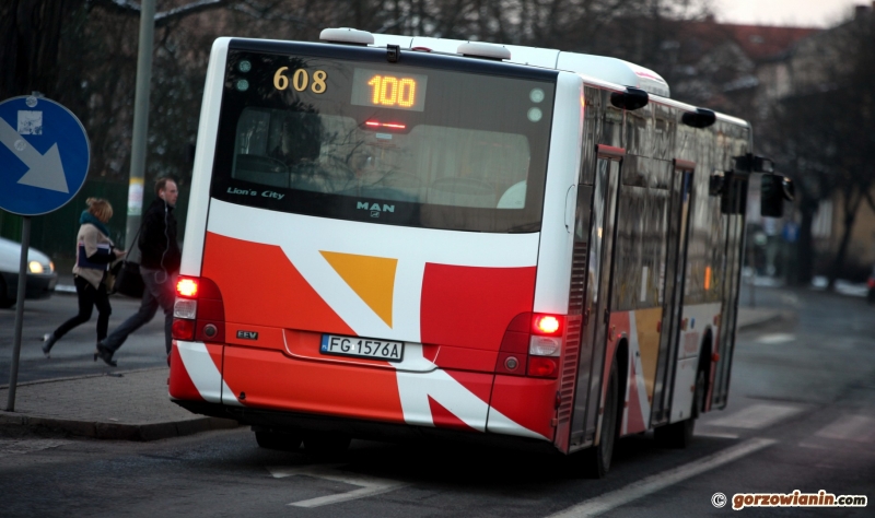 Ucieka ci autobus? Nie zatrzymuj kierowcy, bo może dostać karę. Nawet 3 tys. zł