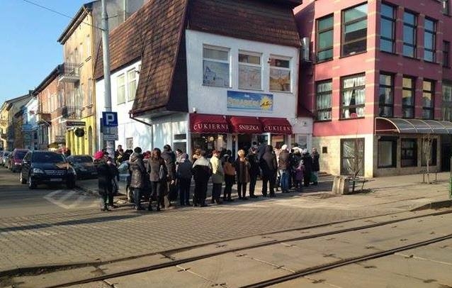 Chcesz dostać świeżego pączka? Postoisz sobie w długiej kolejce