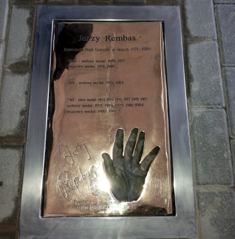 Jerzy Rembas z tablicą w Alei Sław