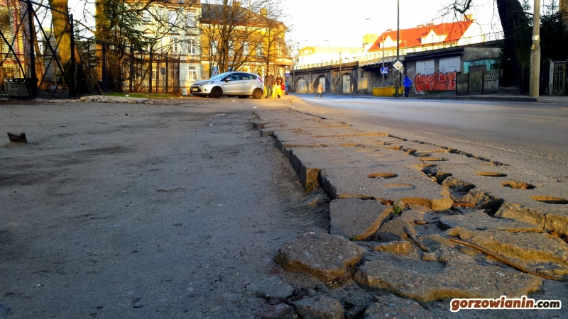 Miasto „widzi potrzebę” wybudowania chodnika. A pieniędzy brak