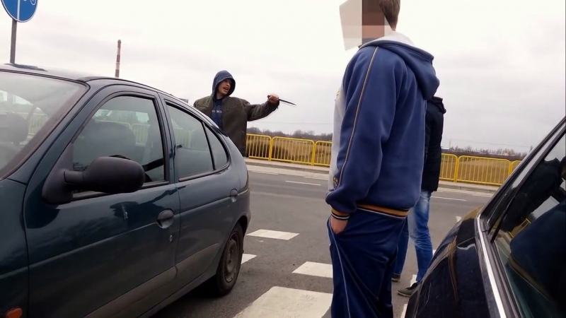 Na noże i pistolet… na kulki. Wideo kluczowe w sąsiedzkiej kłótni