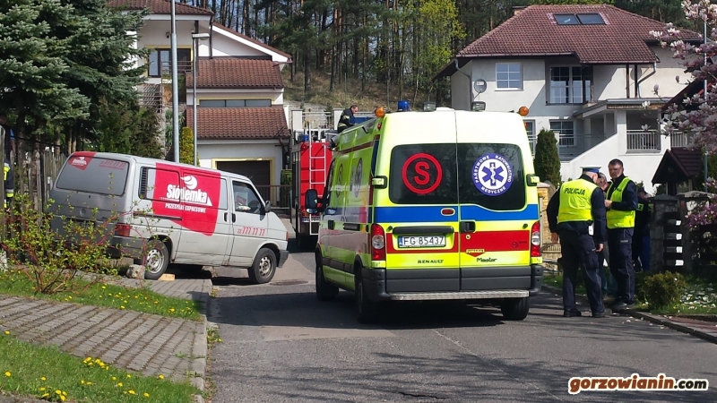 Nie zaciągnęła ręcznego. Skończyła pod kołami busa