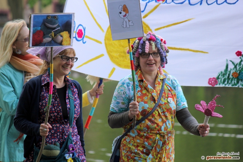 Nie zawsze trzeba składać kwiaty pod facetem na koniu