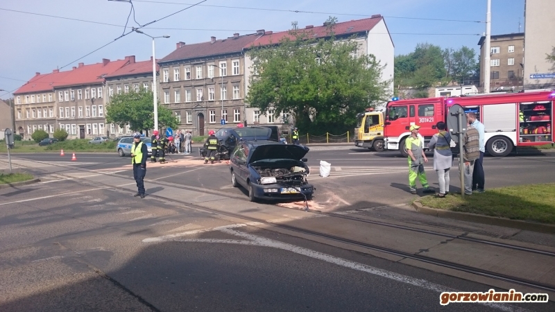 Zderzenie dwóch aut na skrzyżowaniu