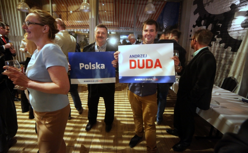 Radość w gorzowskim sztabie wyborczym Andrzeja Dudy