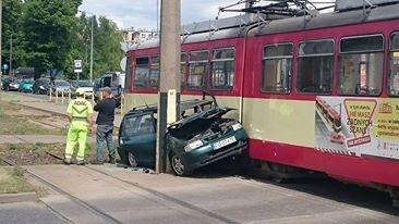 Zderzenie samochodu z tramwajem. Jedna osoba uwięziona