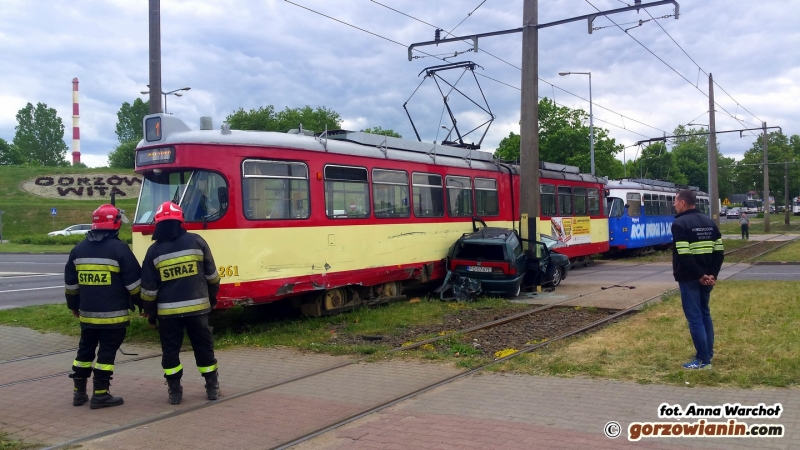 Ponad 2,5 godziny strażacy wyciągali zakleszczone auto [wideo, zdjęcia]