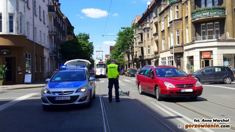 Citroen potrącił rowerzystkę na Mieszka I [zdjęcia]