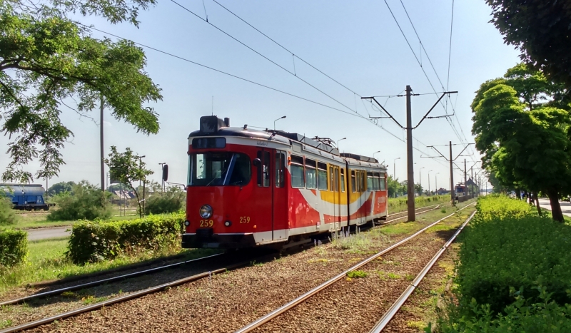 Wykolejony tramwaj na Al. 11 listopada