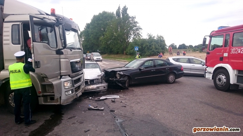 Zderzenie opla, mercedesa i ciężarówki [zdjęcia]