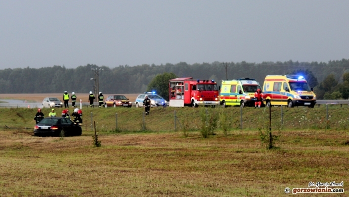 Mercedes przebił się przez barierkę na S3 [zdjęcia]