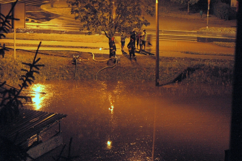 Zalana Hubala i pływające śmietniki [zdjęcia]