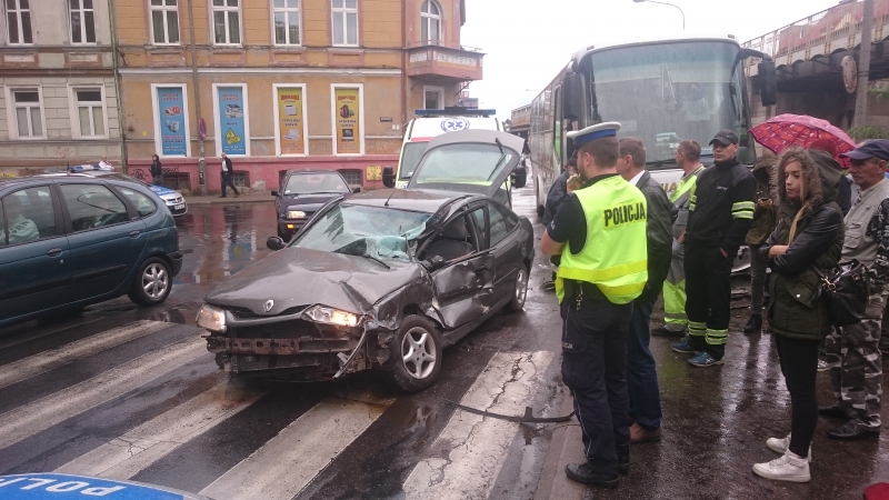 Renault uderzyło w autobus PKS [zdjęcia]