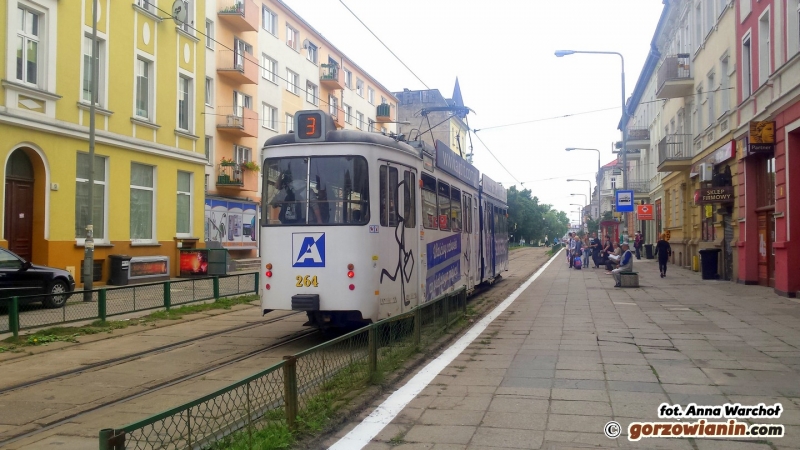 Tramwaje ostro wyhamują na Chrobrego