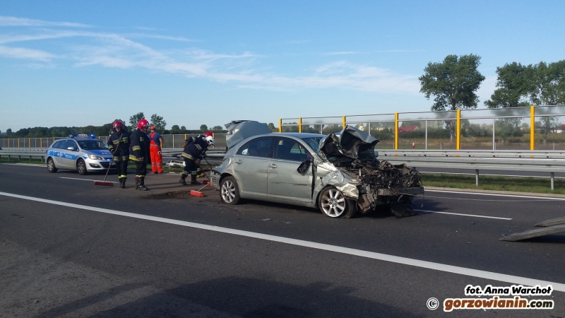 Toyota roztrzaskała się o barierkę na S3 [wideo, zdjęcia]