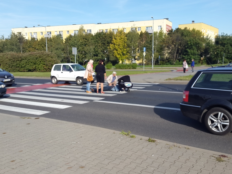 Starszy mężczyzna potrącony na pasach