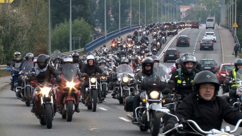 Motocykliści pożegnali sezon. Tłumnie przejechali przez miasto [wideo]