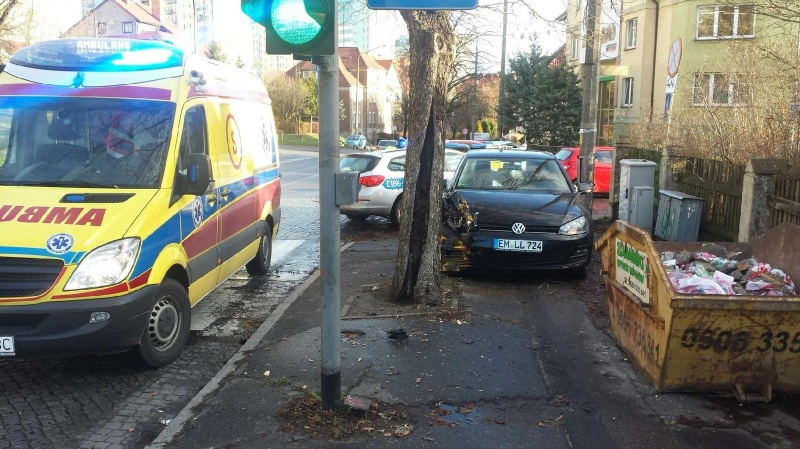 Zasłabł za kierownicą i uderzył w drzewo