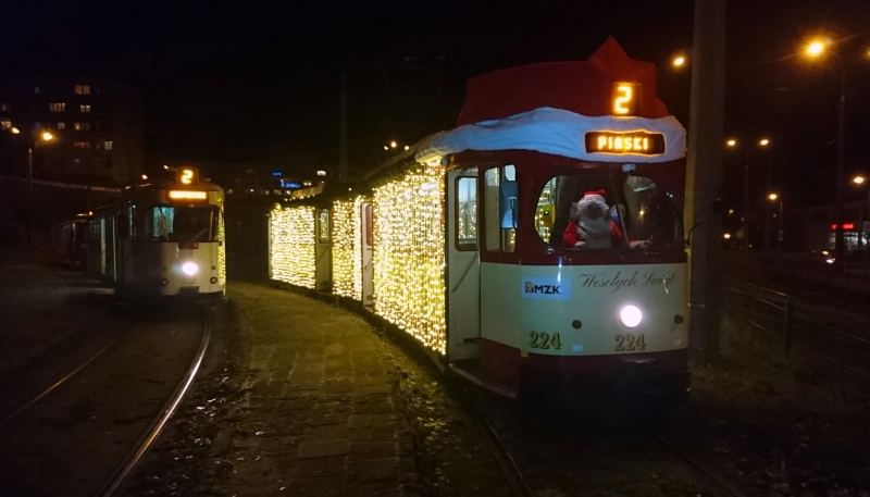 Tramwaj z dużą, czerwoną czapką