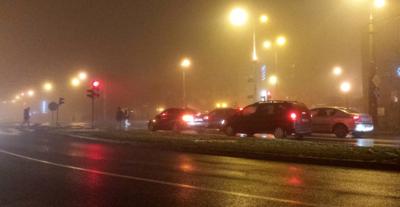 Gęsta mgła utrudnia jazdę kierowcom