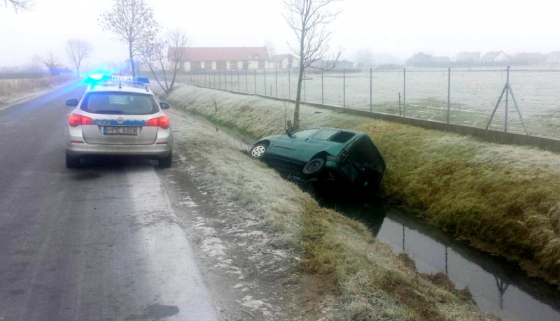 Wylądował autem w kanale