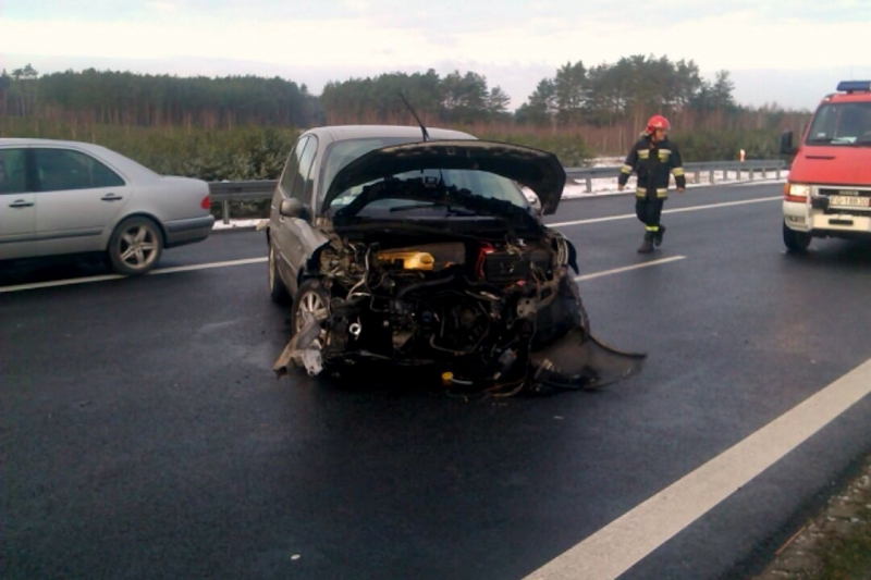 Renault roztrzaskał się o barierkę na S3