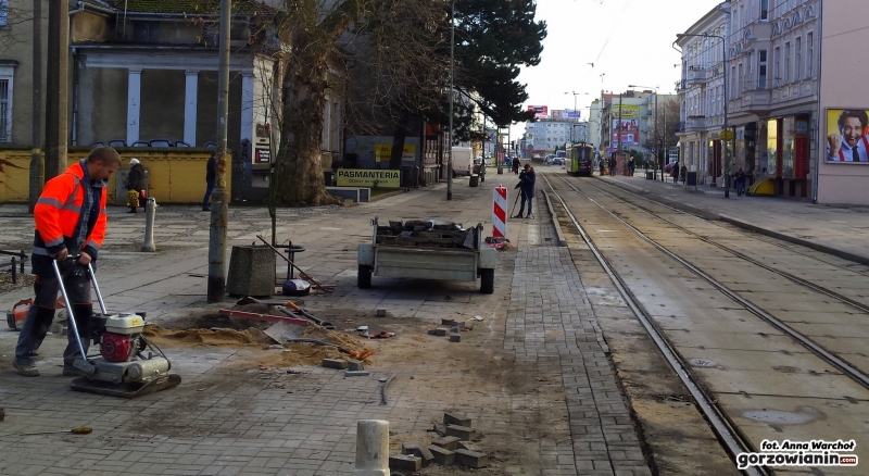 Na Chrobrego powstają nowe przystanki tramwajowe [zdjęcia]