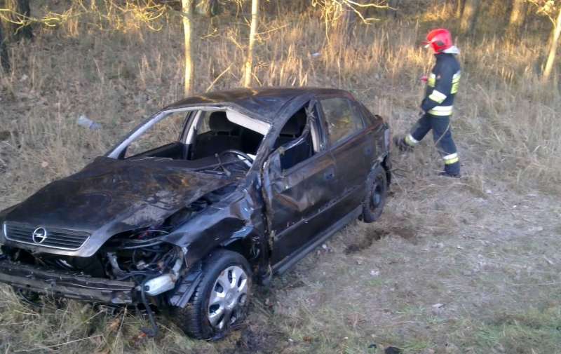 Opel dachował na starej trójce