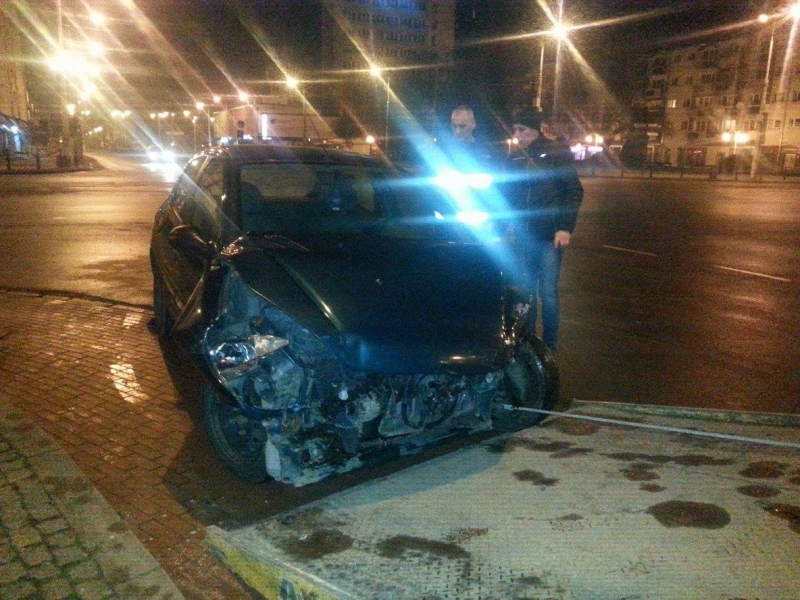 Peugeot roztrzaskał się o taksówkę [zdjęcia]