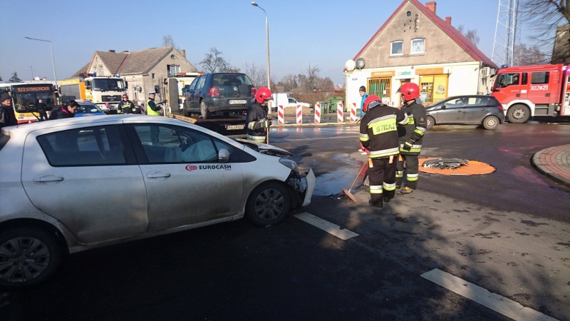 Czołowe zderzenie toyoty i volkswagena [zdjęcia]