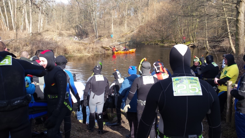 Prawdziwi twardziele płynęli wpław Obrą [zdjęcia]