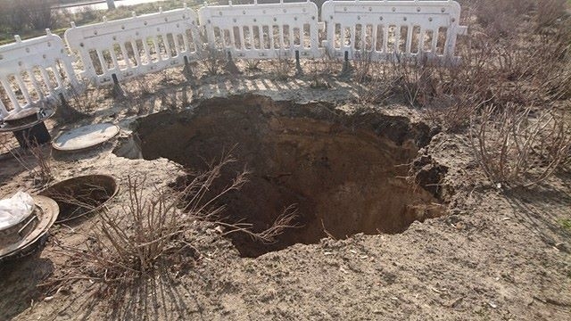 Wielka dziura na rondzie  – są utrudnienia w ruchu