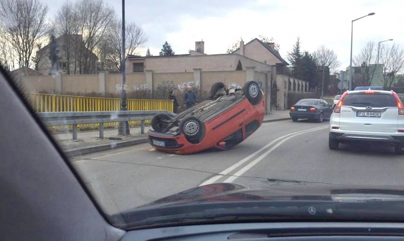 Dachowanie auta na Owocowej [zdjęcia]