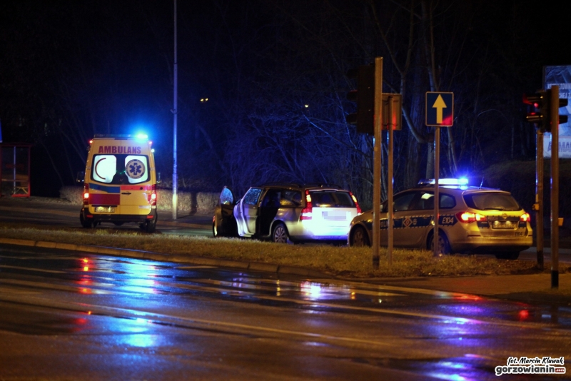 Wszedł na czerwonym świetle. Potrąciło go volvo [zdjęcia]