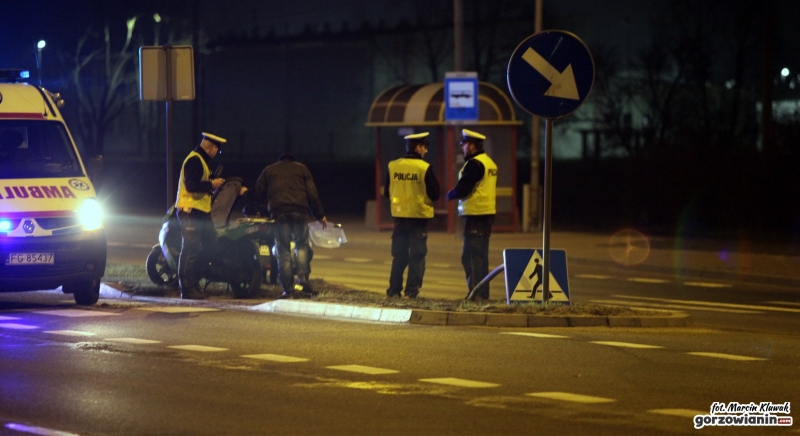 67-latek na skuterze uderzył w znak [zdjęcia]
