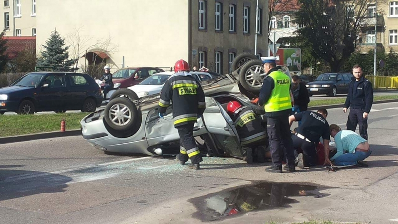 Wypadek na Wyszyńskiego. Auto dachowało [zdjęcia]