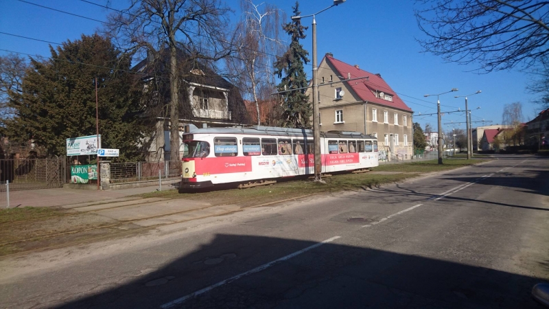 Tramwaj uderzył w słup. Sieć trakcyjna do naprawy