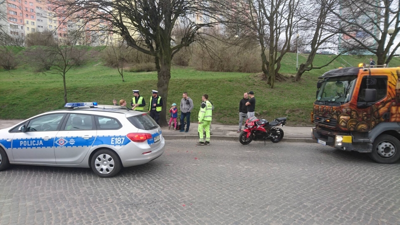 Motocyklistka wjechała w seicento [zdjęcia]