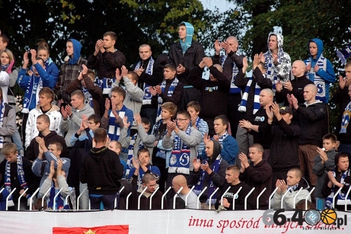 Kibice pomagają młodemu piłkarzowi