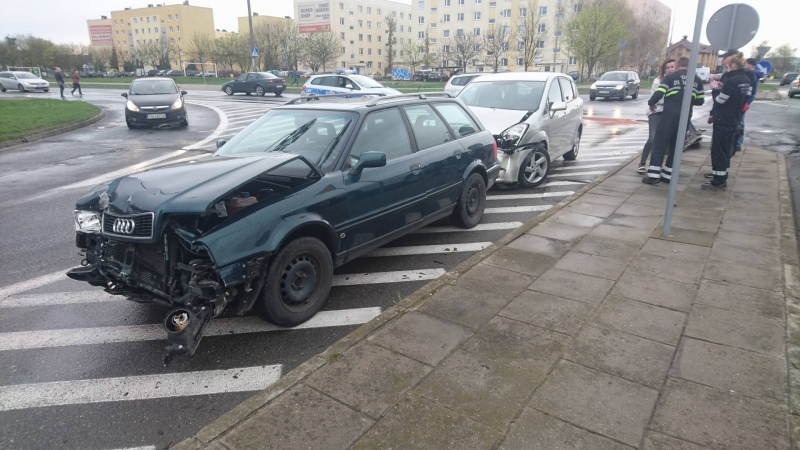 Trzy auta zderzyły się na Okulickiego [zdjęcia]