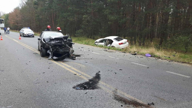 Czołówka dwóch aut na starej trójce [zdjęcia]
