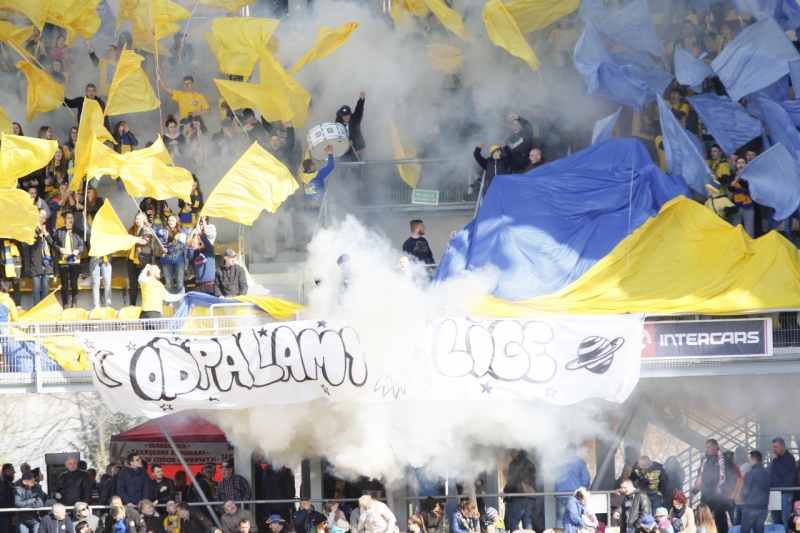 15-latek odpalał race na stadionie Stali [zdjęcia]