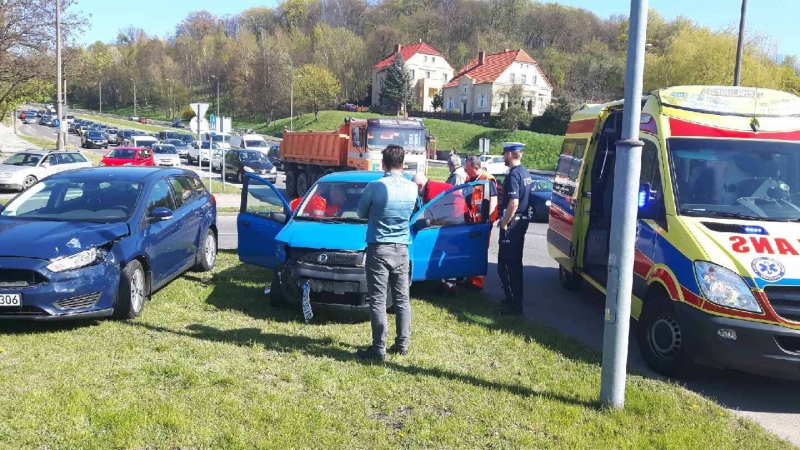 Zderzenie forda z fiatem na rondzie Wyszyńskiego