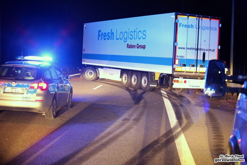 Zasnął za kierownicą ciężarówki. Zablokował S3 [zdjęcia]