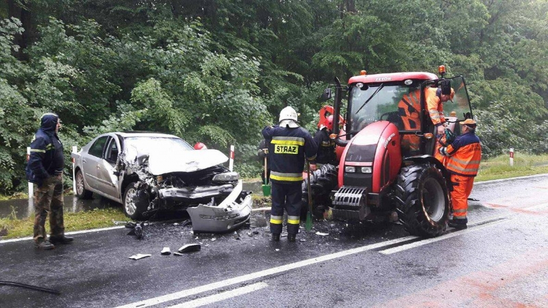 Zderzenie osobówki z ciągnikiem rolniczym